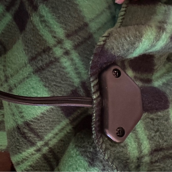 Stalwart Green and Black‎ Plaid 12 volt heated travel Blanket. Like new - Picture 5 of 7